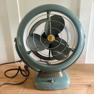 Vintage Atomic Age Bakelite Vornado Desk Fan